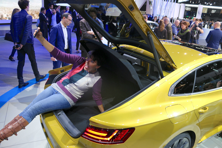 フォルクスワーゲンの新型車「アルテオン」の後部。ジャーナリストとおぼしき人々が、明らかに媒体露出用に自撮りしている風景を、たびたび見かけるようになった。モーターショーの様子を伝える手法の、急激な変化を感じざるを得ない。