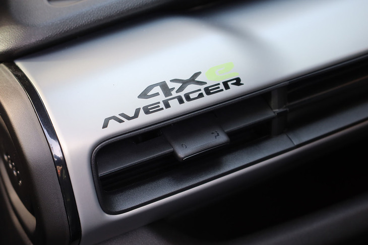 ジープ・アベンジャー4xeハイブリッド（エアコン吹き出し口周辺のロゴマーク）