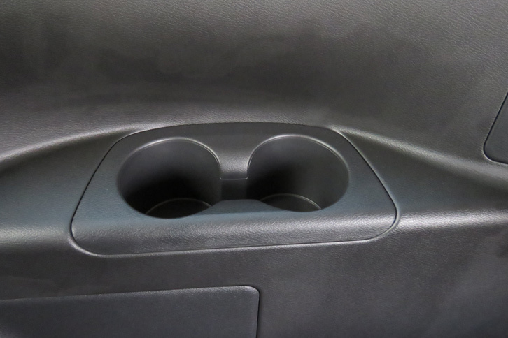 日産セレナ ハイウェイスターG（3列目ドリンクホルダー）