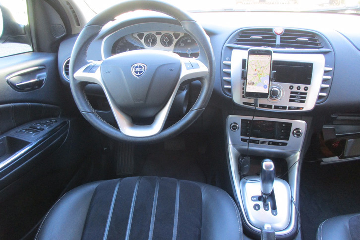 筆者が購入時から安っぽいと感じていた「ランチア・デルタ」のダッシュボードセンター。