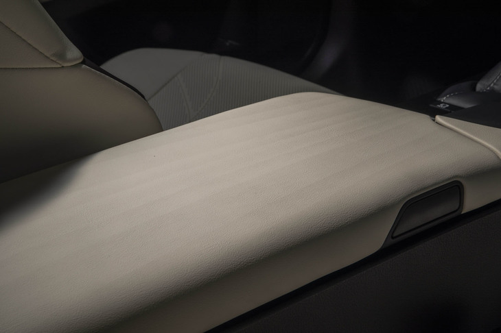センターコンソールやドアアームレストの表皮には、立体的なパターンで加工を施したビスコテックスを採用。