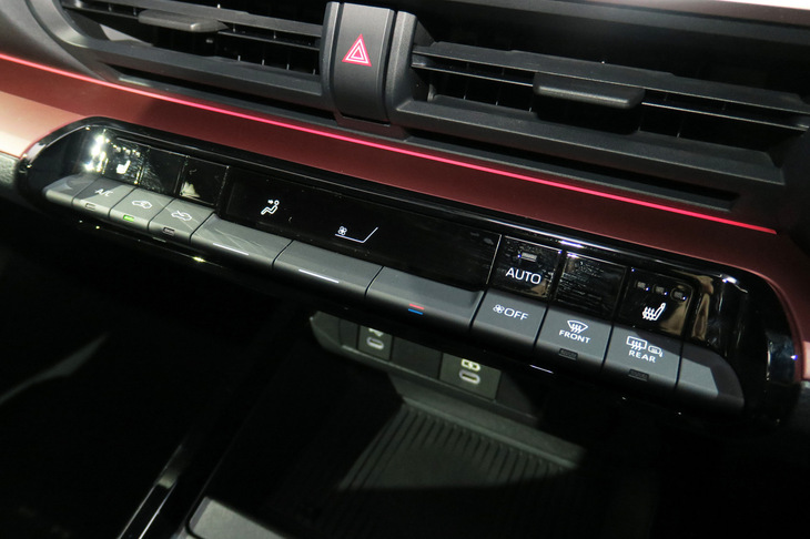 トヨタ・プリウス2.0L HEVプロトタイプ（空調コントロールパネル）