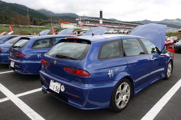「アルファ156スポーツワゴンGTA」。「156ベルリーナ」と同様に2002年に加えられたGTA仕様。ボンネットを開けているのは、もちろん自慢の3.2リッターV6 DOHCエンジンを見せるため。