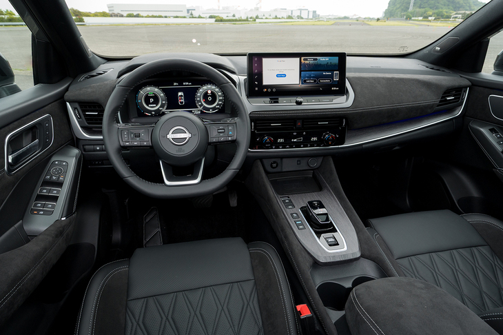 「e-POWER」搭載車は最上級グレードのため、ダッシュボードやドアパネルには起毛加工した素材が使われる。センターコンソールにはウッド調パネルが貼られるなど、なかなかの質感を誇る。国内ラインナップに加えてほしいくらいだ。