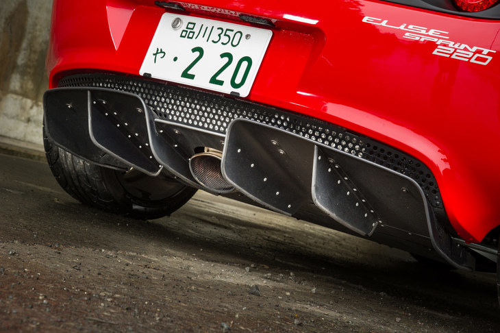 「スプリント」シリーズは「エリーゼ」の高性能グレードという位置づけだが、特別な空力パーツなどは追加されていない。ボルト止めのものものしいディフューザーも、他のモデルと共通の装備である。