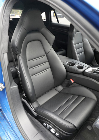 ヘッドレスト一体型の、個性的なデザインで仕立てられたフロントシート。写真は「4 E-ハイブリッド」のもの。