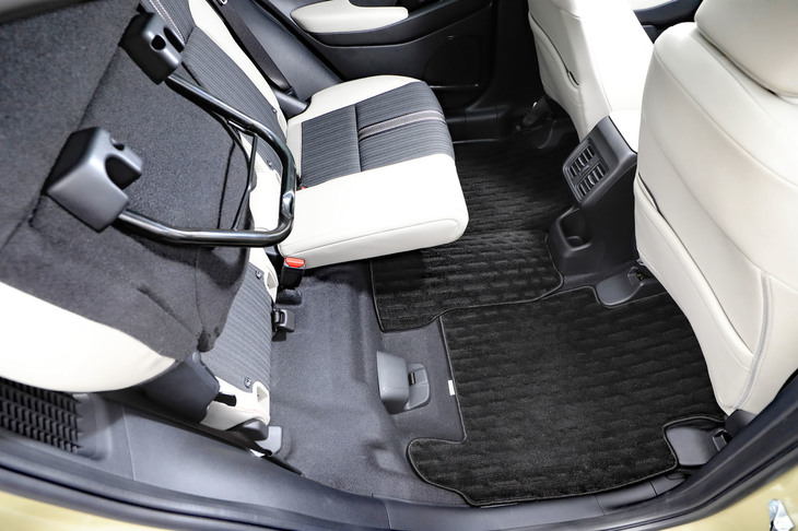 ホンダのコンパクトカーや軽乗用車に見られる、後席の座面はね上げ機構。高さのある荷物も倒さずに積載できる。