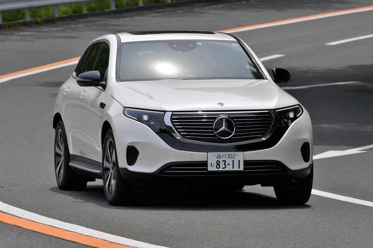 
	【メルセデス・ベンツEQC400 4MATICのスペック】
	ボディーサイズ：全長×全幅×全高＝4770×1925×1625mm／ホイールベース：2875mm／車重：2500kg／駆動方式：4WD／モーター：交流誘導電動機／フロントモーター最高出力：--PS（--kW）/--rpm／フロントモーター最大トルク：--N・m（--kgf・m）/--rpm／リアモーター最高出力：--PS（--kW）/--rpm／リアモーター最大トルク：--N・m（--kgf・m）/--rpm／システム最高出力：408PS（300kW）/4160rpm／システム最大トルク：765N・m（78.0kgf・m）/0-3560rpm／タイヤ：（前）235/50R20 104Y XL／（後）255/45R20 105Y XL（ミシュラン・パイロットスポーツ4 SUV）／一充電最大走行可能距離：400km（WLTCモード）／交流電力量消費率：245Wh/km（約4.1km/kWh、WLTCモード）／価格：1080万円
	
	【取材時の燃費データ】
	テスト距離： 197.0km（市街地1：高速道路7：山岳路2）／参考電力消費率：4.0km/kWh（車載電費計計測値）
	