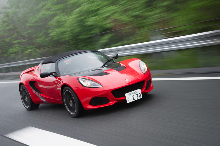 「スプリント220」は同じ過給機付きエンジンを搭載する「スポーツ220 II」より車両重量が26kg軽量となっている。