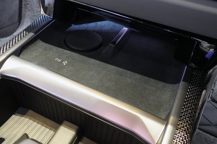 BMW i7 M70 xDrive（ワイヤレスチャージャー）