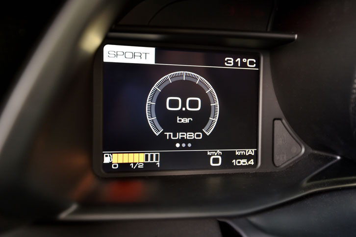 メータークラスターの左脇に位置するディスプレイには、ターボのブースト計も用意される。