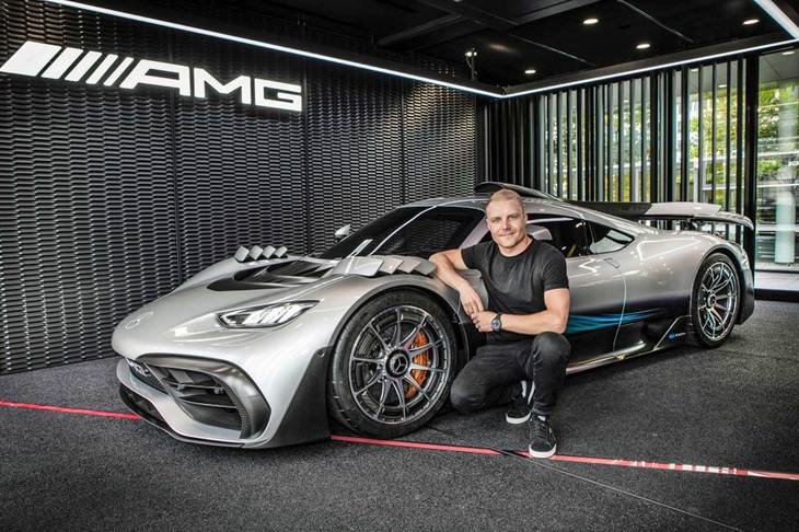 「メルセデスAMG ONE」と開発に関与しているメルセデスAMGチームのF1ドライバー、バルテリ・ボッタス。