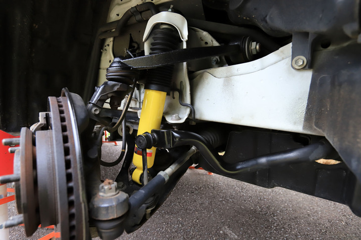 AXCRでのノウハウを投入して開発されたモノショック式の「ショックアブソーバー」（写真は右フロント部）。