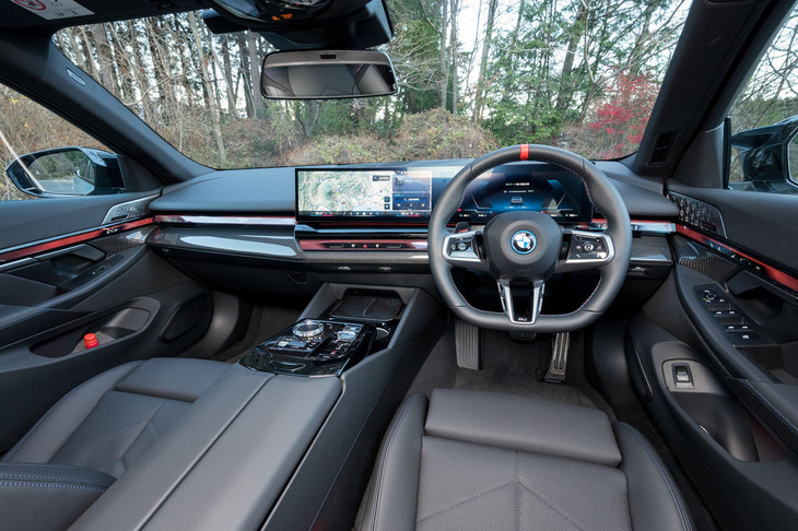 スイッチ類をアンビエントライトのバーと一体化し、エアコンのルーバーをそのバーの上下に隠したため、ダッシュボードは非常にすっきりとしている。Dシェイプのステアリングホイールも新しい。