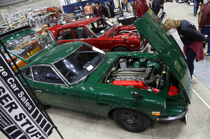 昨2019年にそろって生誕50周年を迎えた日産の「フェアレディZ」と「（スカイライン）GT-R」。これは2リッター直6 DOHC 24バルブのS20型エンジンを積んだ「フェアレディZ432」（PS30）と「スカイライン2000GT-R」（PGC10）。外国人の来場者も興味津々で眺めていた。