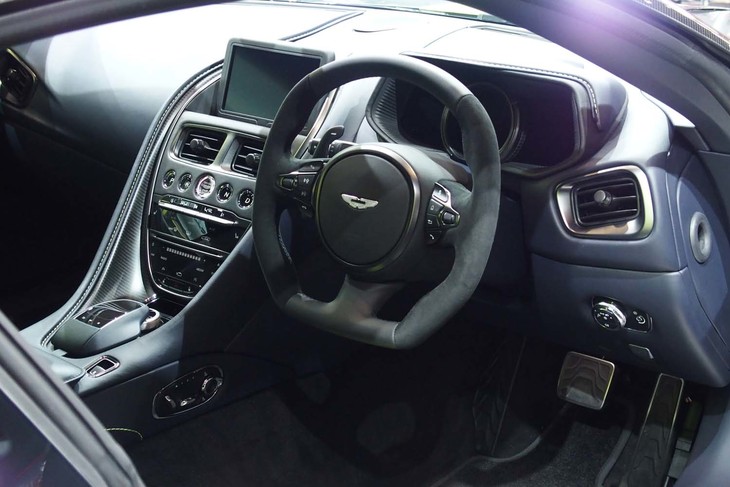 アストンマーティンDB11 AMR