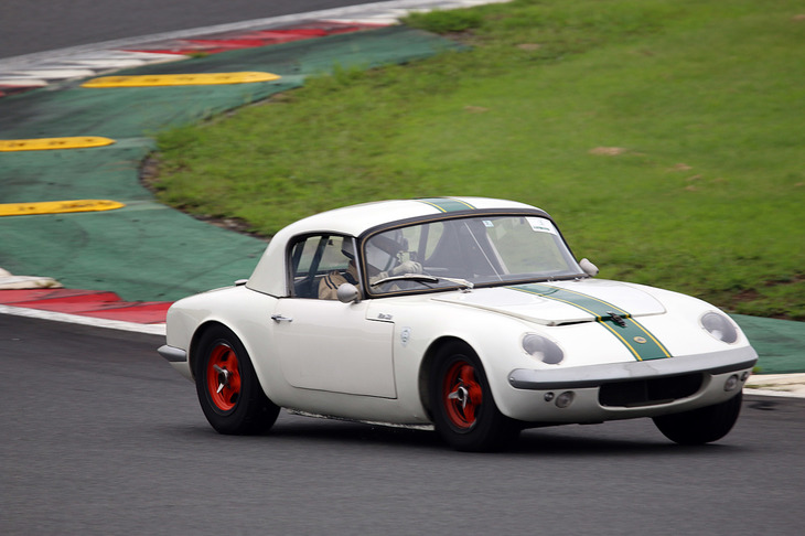 「ロータスヒストリックミュージアム」の展示車両である「ロータス26R」。「エラン」のレーシングモデルで、オープン仕様をベースにロールオーバーバーとハードトップを装着。外観上は、カバー付きの固定式ヘッドライトとノックオンホイールも特徴だった。