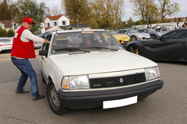 クリスさんが誘導しているのは、1980～1985年に生産された「ルノー18ターボ」。新車当時、メーカーは「5ターボ」のスポーティーな印象を、このファミリーカーに反映させた。