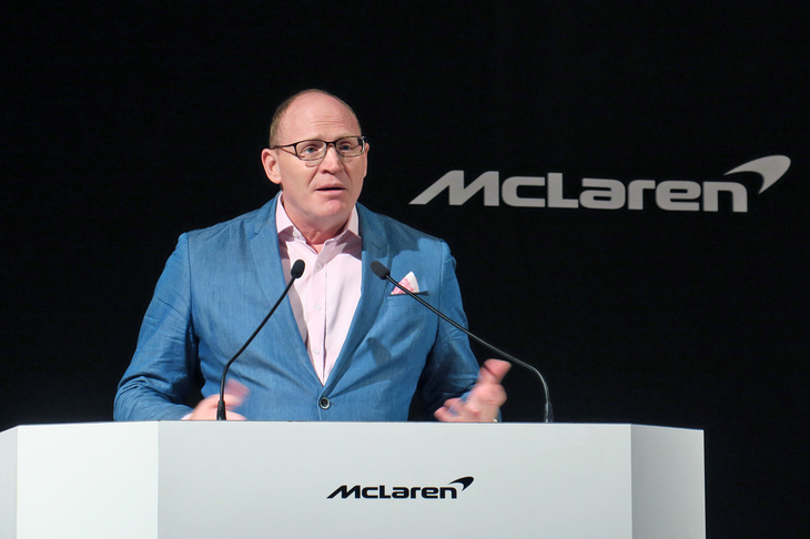 来場者にあいさつするマクラーレン・オートモーティブのポール・ハリス氏。アジア太平洋・中国地域のリージョナルディレクターを務める。