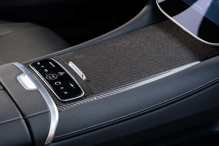 すっきりとしたデザインのセンターコンソール。小物入れの手前に、始動ボタンやインフォテインメントシステムのスイッチなどがこぢんまりと置かれる。