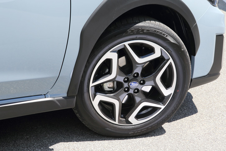 「XV」のラインナップの中で唯一、「2.0i-S EyeSight」には18インチアルミホイールが装備される。タイヤサイズは225/55R18。テスト車にはブリヂストンのSUV用タイヤが装着されていた。