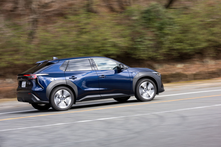 「ソルテラ」の車両重量は「ET-HS」で2030kg、メーカーオプションを装備した試乗車では2050kgとかなりの重量級だが、2モーターの4WDは上り坂でもコーナーの立ち上がりでも、それをものともしない力強さを見せる。