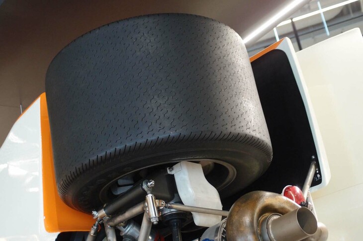 展示用の「トヨタ7」は、タイヤも約50年前の当時モノ。内覧会では、展示車両のコンディションの良さを示す一例として紹介された。