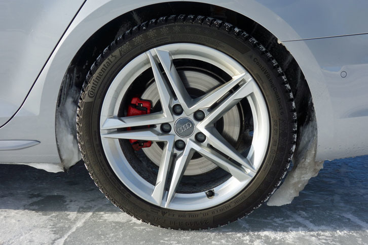 今回のテスト車両の多くが、コンチネンタルのスタッドレスタイヤ「バイキングコンタクト6」を履いていた。（写真＝webCG）