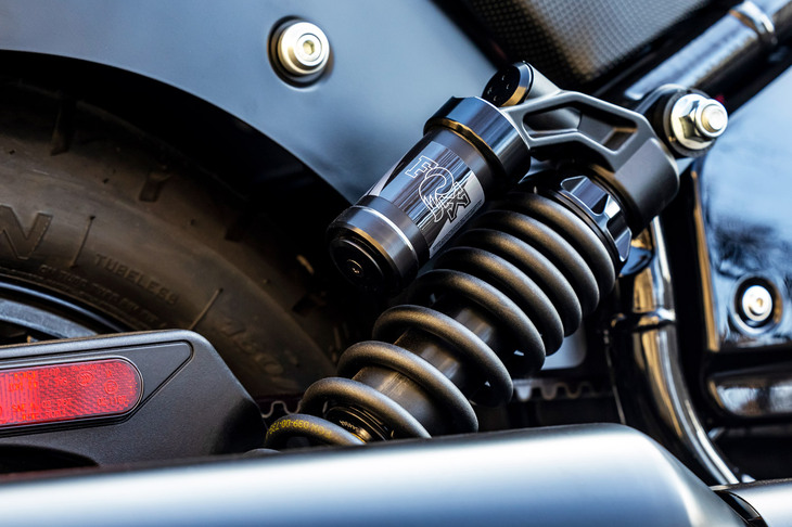 リアサスペンションにはタンクが別体となったピギーバック式のFOX製ツインショックを採用。4インチ（約100mm）のトラベル量を持たせることで、リーンアングルを29.5°に増大させた。