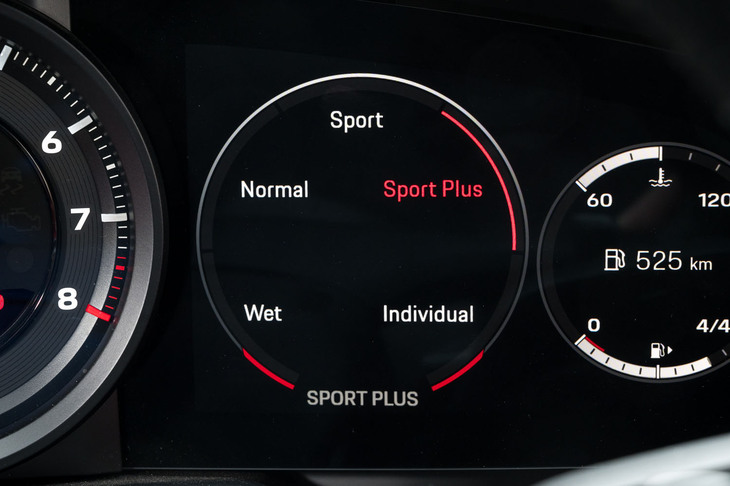 ドライブモードの「ウエット」を採用したのも992型から。ホイールハウスの水しぶきの音を検知するとメーターパネルの「ウエットモードをアクティブにしますか？」のようなアラートが表示される。