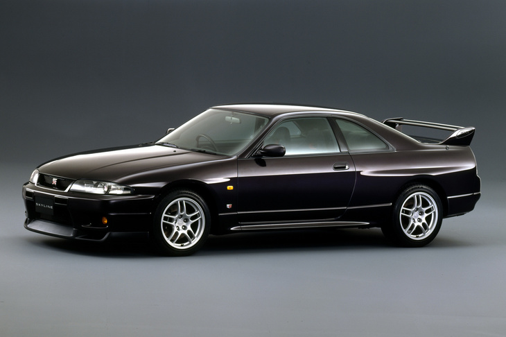 R32型の後を継ぎ、1995年に登場したR33型。ベース車のモデルチェンジに伴いサイズアップしたボディーに、トルクを増したRB26エンジンを搭載していた。