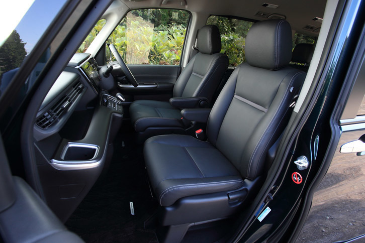 テスト車に採用されていた本革シート。「ステップワゴン」のラインナップの中でも、「スパーダ ハイブリッドG・EX Honda SENSING」のみに用意されるオプションである。