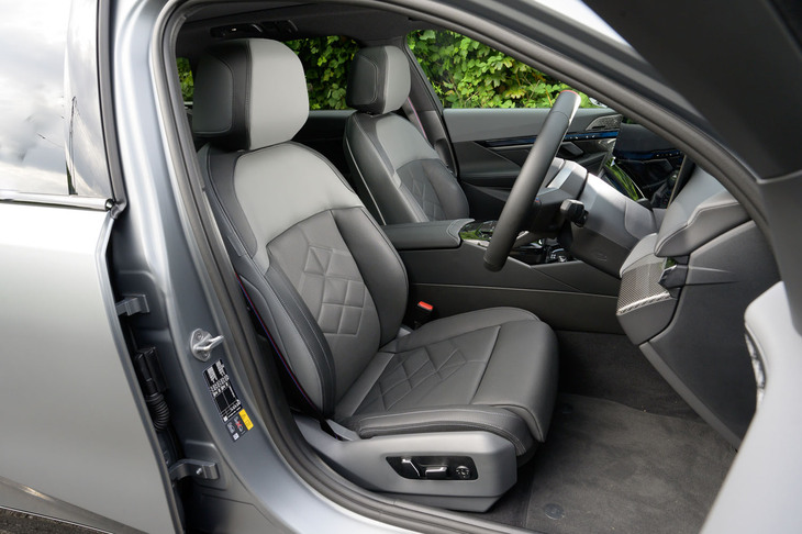 厚みがないのに掛け心地がいいシートはBMWならでは。レザーメリノの表皮はオプションで、スタンダードはアルカンターラとヴェガンザ（ビーガンレザー）の組み合わせ。