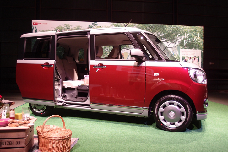 「ムーヴ キャンバス」には、全高1700mm以下の軽として初めて、両側スライドドアが装備される。