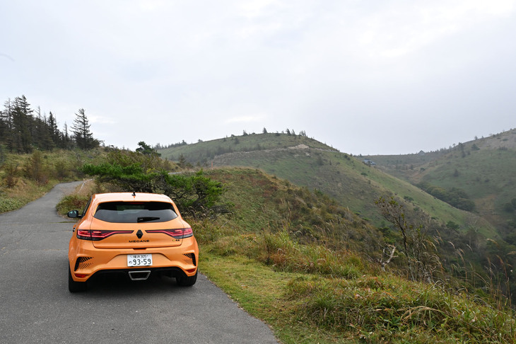 鉢伏山に向かう途中で。ようやく景色が開け、スカイラインと呼ぶにふさわしい感じになった。