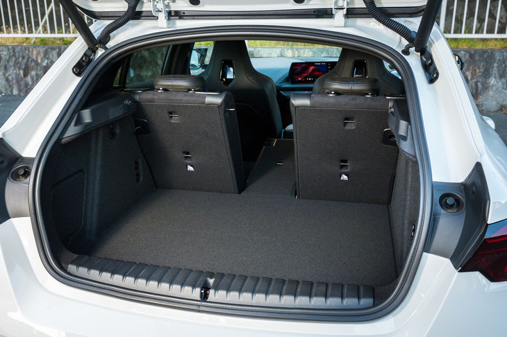 荷室の容量は380～1200リッター。側面にはコンビニフックが備わっている。