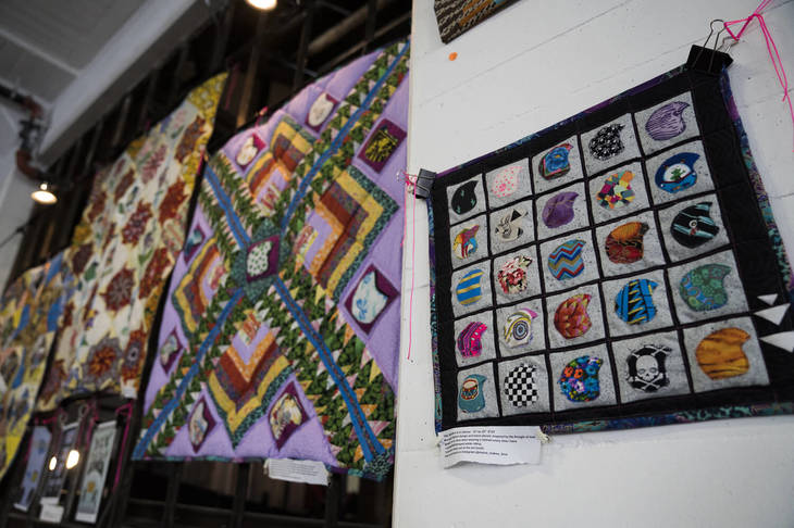 地元ポートランドで活動するパッチワークアーティスト、MAMA MAKES TIMEの作品。パッチワークのモチーフにバイクやヘルメットを使った、個性的でハートウオーミングな作品が特徴。