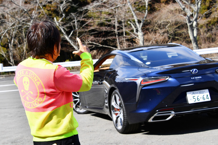 「リアフェンダーからテールエンドにかけては、かなりセクシー」とエクステリアデザインについて感想を述べた池沢先生。今回試乗した車両のボディーカラーは「ディープブルーマイカ」であったが、「ボディーカラーがホワイト系であれば、もっとセクシーさが強調されますよ」と語った。