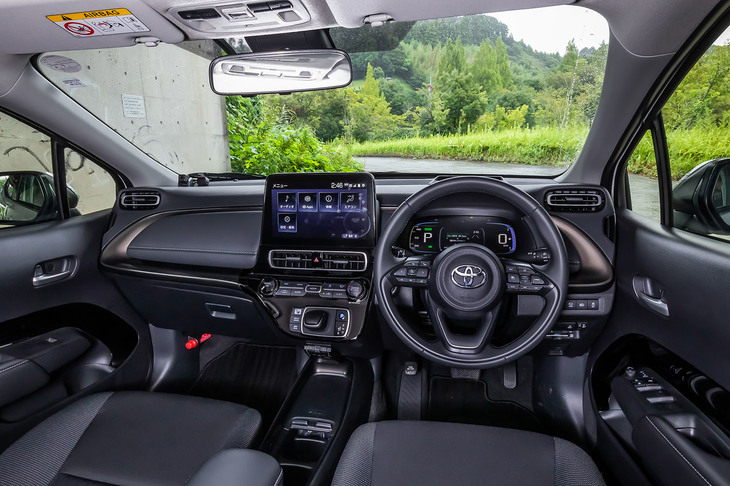 フロントピラーを4％スリム化し、ドアミラー位置の最適化や三角窓面積の拡大などによって視認性を向上させたという新型「アクア」のコックピット。「Z」グレードでは、10.5インチのディスプレイオーディオが標準装備となる。