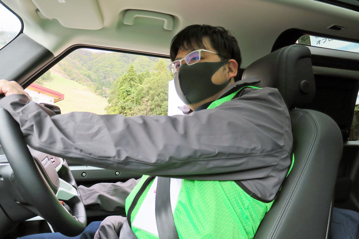 筆者も「ディフェンダー90」を借りて疑似オーナーとなり、「ゲレンデドライブ」に飛び入り参加。隊列はゆったりとした速度だが、凹凸のある未舗装路のため、時折クルマが激しく揺すられる。安心安全な状況だが、悪路を走る楽しさを十分に感じられる、魅力的なコンテンツだった。