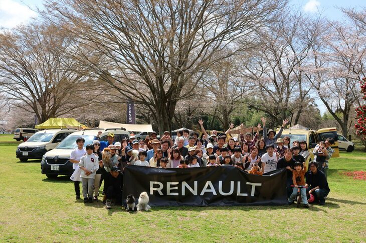 絶好のキャンプ日和となった初日の昼、参加者全員で記念撮影。今回は歴代の「ルノー・カングー」が計23台集結。小さなお子さまを含む家族連れが多く、総勢62人が参加した。