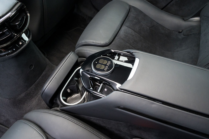 リアのセンターコンソールには、後席用エアコンのコントローラーを装備。アームレストの下は収納スペースとなっており、試乗車には2口のUSBポートと携帯端末のワイヤレスチャージャーが備わっていた。