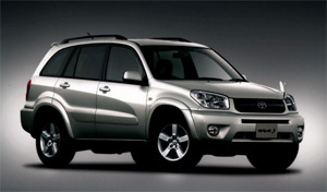 2代目「RAV4」は2000年に発売。3ドア／5ドアともに先代よりもボディーが拡大され、全車が3ナンバーサイズとなった。