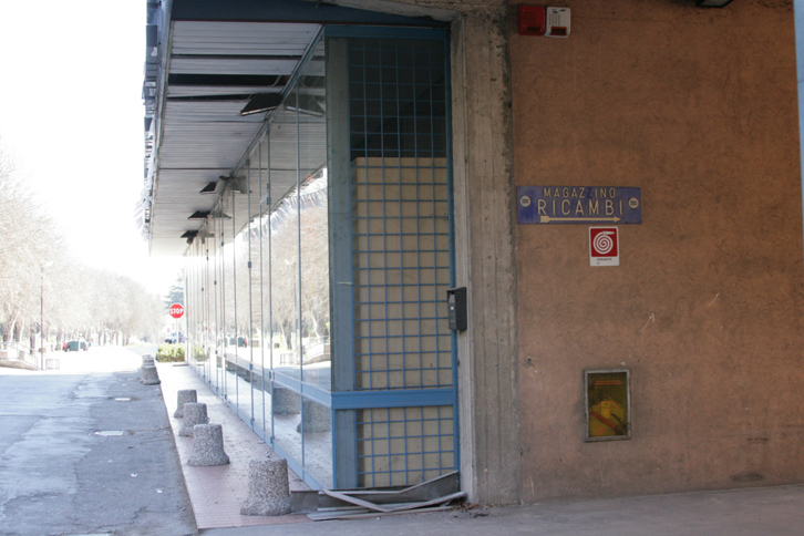 かつてシエナにあったランチア代理店ショールーム跡。盾のマークとともに「部品庫」のプレートが壁に残る。2006年撮影。