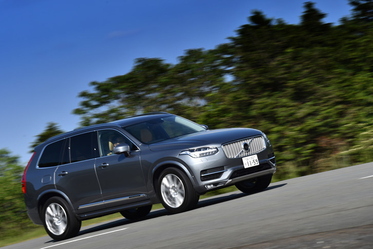 カタログ上の「T6 AWD インスクリプション」の車重は2080kg。エアサスペンションや電動サンルーフを装着すると、それぞれ20kgずつ重量が加算される。