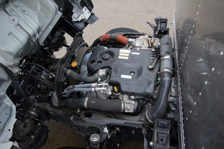 キャビンの下に搭載される3リッター直4ディーゼルエンジン。高圧・低圧の2種類のターボチャージャーを使用する2ステージターボや、コモンレール式の直噴システム、燃費を改善し、NOxの発生を抑える大容量クールドEGR等の技術が使われている。