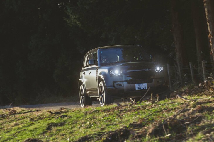 車高調整機能付きのエアサスペンションや「テレインレスポンス2」など、悪路向けの走行支援システムも最上級の充実ぶり。車重は2450kgとヘビー級だが、それでもディーゼル車の「D300」とほぼ同等に抑えられている。