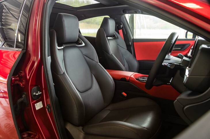 フロントには専用のスポーツシートを装備。撮影した車両にはヒーターとベンチレーション機能が付いていた。