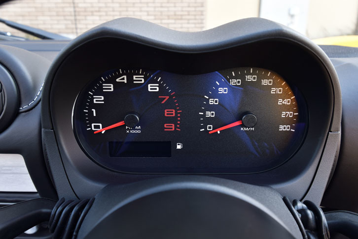 メーターパネルはシンプルな2眼式。エンジン回転計のレッドゾーンは7000rpmから。速度計は300km/h（！）まで刻まれている。