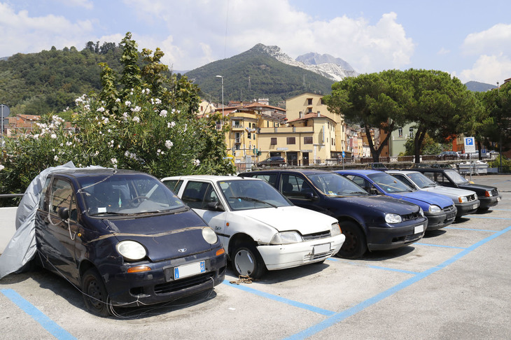 写真手前から「大宇マティス」に「シトロエンAX」、さらに「フォルクスワーゲン・ゴルフ」……。